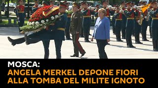 #Mosca: Angela Merkel depone fiori alla tomba del Milite Ignoto