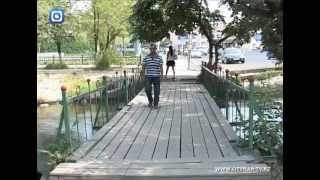 Любовные послания "украшают" главный мост Шымкента