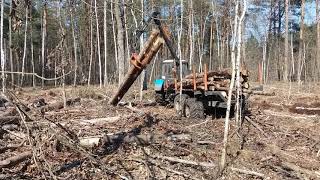 Лесной полуприцеп и манипулятор BMF в работе. Поставщик - ОДО "ДОРМАШЭКСПО"
