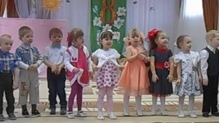 Маленькие дети  танцуют и поют на утреннике
