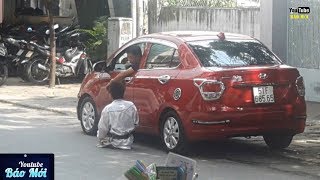 Hành động bất ngờ của tài xế xe ô tô với anh bán vé số tật nguyền - Tin Tức Mới