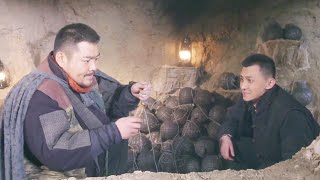 大決戰！八路軍用地雷炸穿日軍基地，趁機發起總攻，日軍大佐當場嚇傻，被一腳踢下懸崖！ ️ 抗日