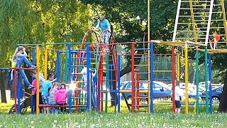 Дети во дворе. Футажи для видеомонтажа. Дети играют во дворе. Футаж дети