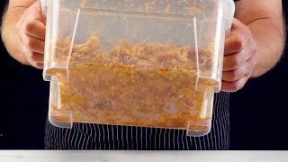 Встряхиваем 3 куриные грудки в пластиковой коробке для идеального вкуса.