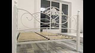 Покупатель собирает кровать Гарда от Орматек