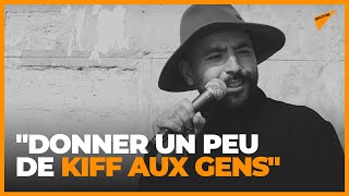 Redouanne Harjane, privé de salle de spectacle, fait du stand-up dans la rue