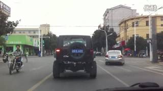 2017 Тюнингований BAIC BJ40 на улицах города китайский Jeep Wrangler