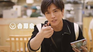 岩田剛典、ＣＭで豪快な食べっぷり