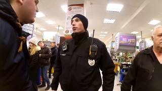 Патрульний Чорний демонструє посвідчення на рівні геніталій