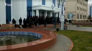 "Шўртаннефтгаз" ишчилари Қашқадарё ҳокимлиги олдида норозилик акцияси ўтказди