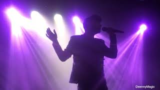 Agoney canta "Rise like a phoenix" en Valencia