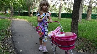 Что в сумочке? Гуляем с куклой беби бон на коляске