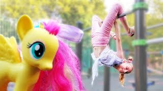 Игры для девочек - Рарити и Флаттершай на детской площадке