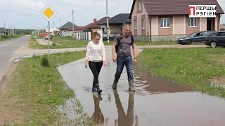 Лужа в Дрогичине. Кто на дорогу, а кто придумал выход