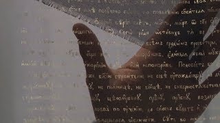 Библия на ткани. Азербайджанский художник рисует тексты Библии на шелке
