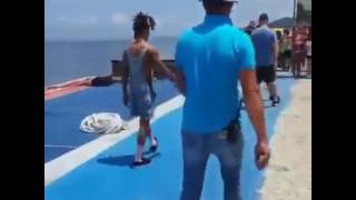 Will Smith è in vacanza ad Ischia con il figlio e non rinuncia all'abbraccio dei fan napoletani