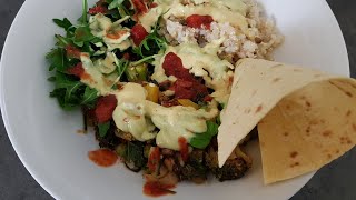 Quinoa Bowl mit dreierlei Soßen