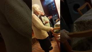Бабули жгут, прикол, ты уже чокнулась