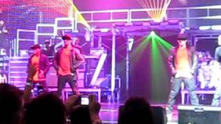 GIRL JUMPS ON STAGE AT JUSTIN BIEBER CONCERT IN TEXAS!
