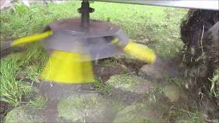 Kwern Greenbuster Unkrautbürsten auf unbehauenem Naturstein / Kopfstein-Pflaster