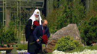 Путин возложил цветы к памятнику «Матерям победителей»