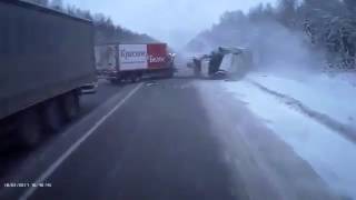 ДТП Пермь 10 01 2017 красное и белое