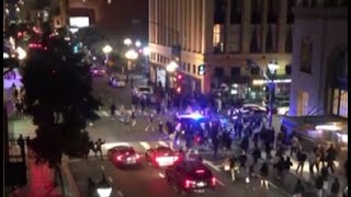 Полицейская машина въехала в толпу протестующих в США — видео