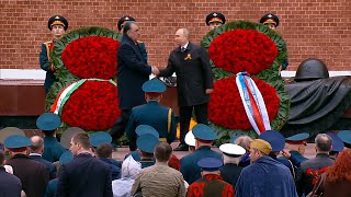 Рахмон и Путин возложили цветы к Могиле Неизвестного Солдата