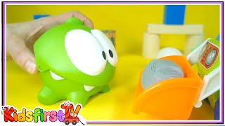 Om Nom plays with food. Videos for kids.