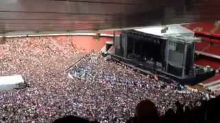 The stadium sings the Bohemian rhapsody...Стадион запел Богемскую рапсодию...