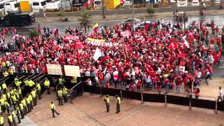 Disturbio Rojo Alentando a las afueras del Campin