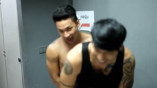 เป้าตุง แอบดูห้องแต่งตัวหลังเวทีหนุ่มๆเขาทำอะไรกัน