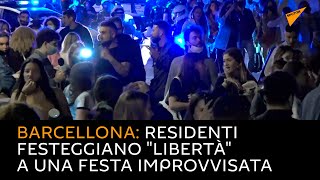Barcellona: residenti festeggiano "libertà" a una festa improvvisata