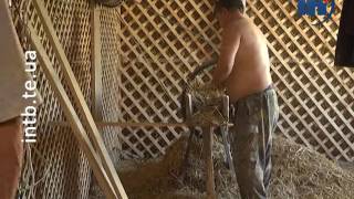 Тернополянин будує собі дім із соломи