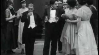 Vua hề Charlie Chaplin trong phim The Adventurer