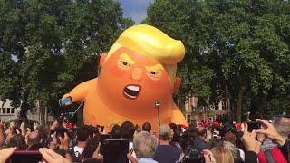Il pallone gonfiato di Trump vola nei cieli di Londra