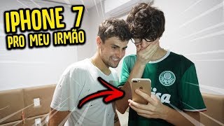 REAÇÃO DO MEU IRMÃO AO GANHAR IPHONE NOVO DE PRESENTE!! [ REZENDE EVIL ]