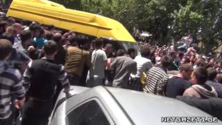 მიკროავტობუსს ქვები დაუშინეს
