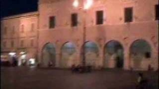 piazza di pesaro in notturna