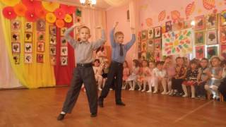 Танец мальчиков с мамами