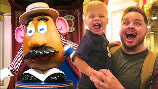 MEETING POTATO HEAD IN DISNEYLAND!