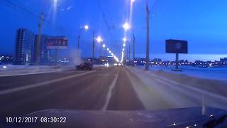 Момент ДТП на плотине ГЭС Porsche Cayenne с «Нивой» Иркутск