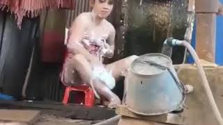 NGINTIP TANTE LAGI MANDI DISUMUR.  Meki kelihatan