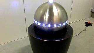 Waterornament met LED verlichting in zwarte ronde bak