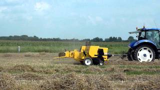 Stro persen met BC5070 New-holland pers en T6030