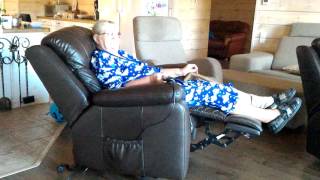 Кожаное кресло от магазина Финская-Мебель.рф с механизмом recliner lift up.