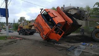 Опрокинувшийся в Туле КамАЗ поставили на колеса с третьей попытки