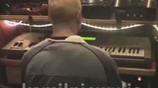 Eminem играет на гитаре и пианино