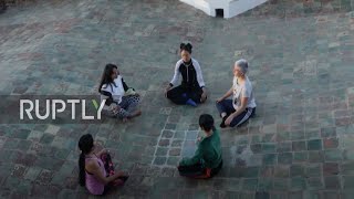 Keep calm and Yoggaton - The yoga-reggaeton fusion becoming popular in Bolivia