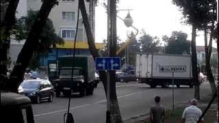 Муж катает жену на капоте авто.